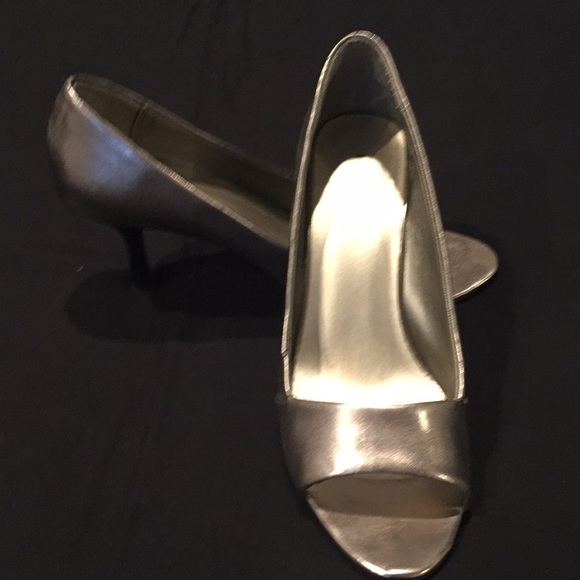 Apt 9 Metallic Peep toe pumps - Picture 1 of 3